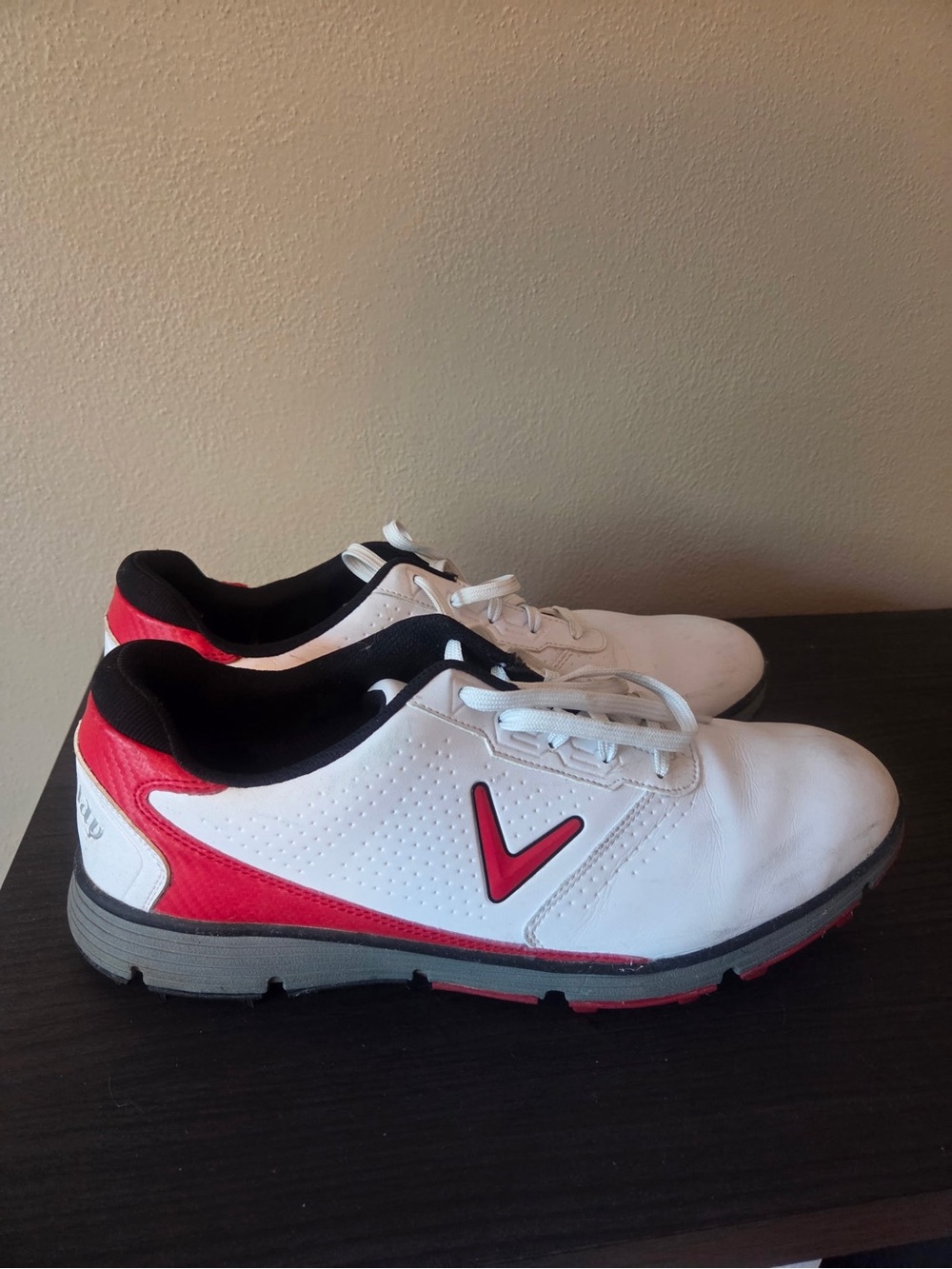 Callaway Men’s White and Red Athletic Golf Shoes